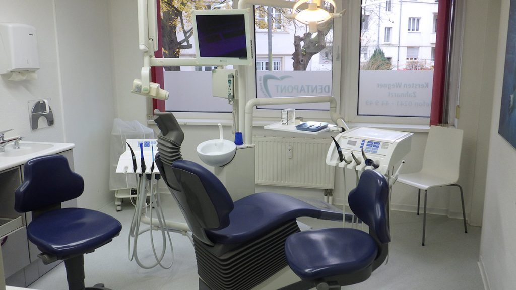 Behandlungszimmer beim Zahnarzt in Aachen